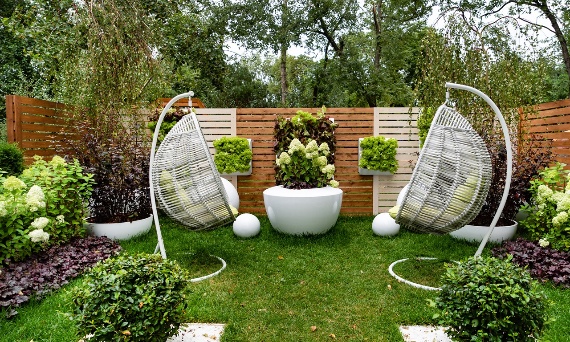 Jakie rośliny wybrać do ogrodu, aby kwitły przez cały sezon?